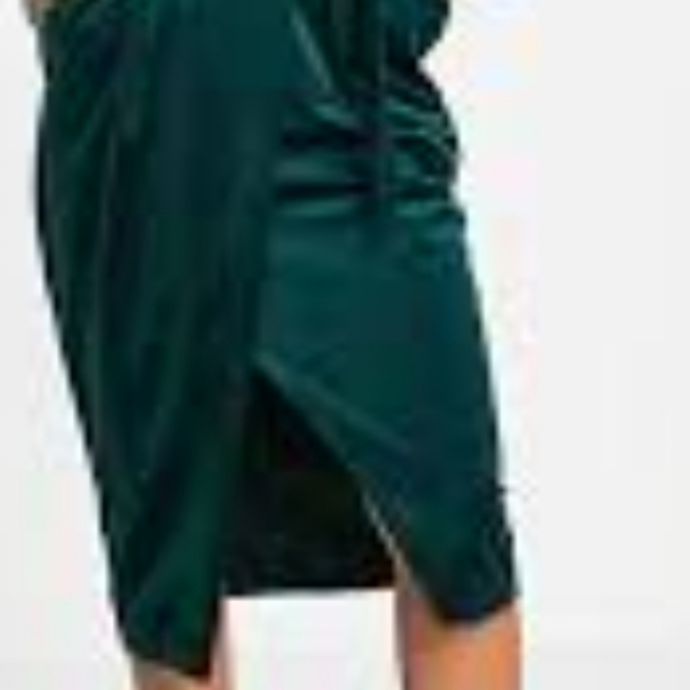 Elegant Green Velvet Dress - Picture 6 of 6